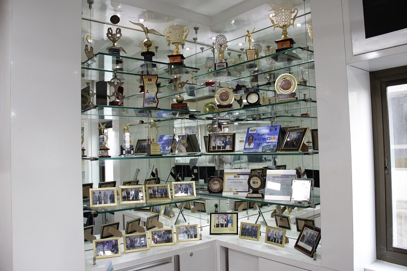 TROPHYS AND FRAMES